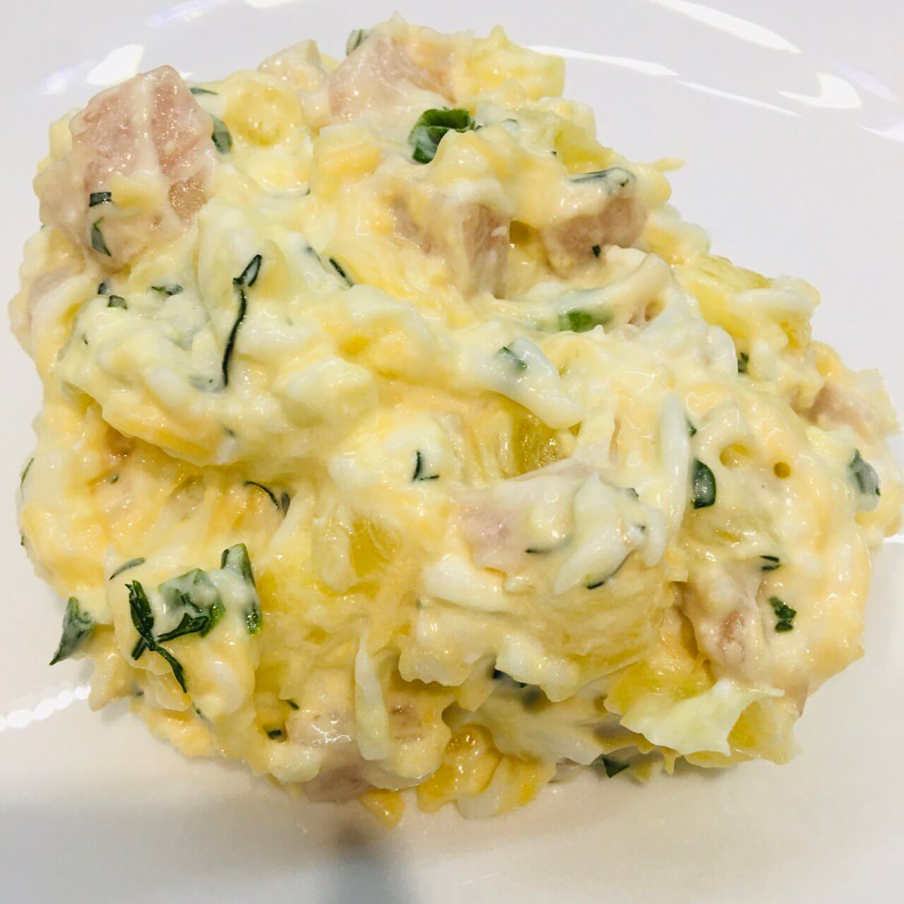 Салат с копченой курицей и ананасами